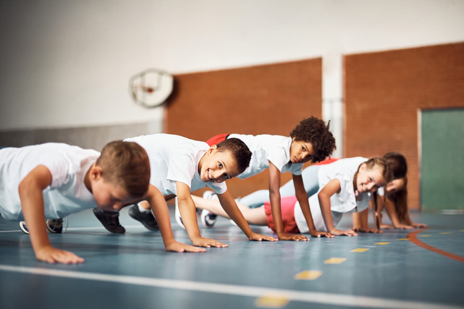 Enfants faisant des pompes dans un gymnase